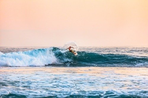 Surfen am Strand im Holland Urlaub