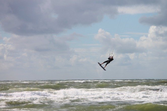 Surfen am Strand im Holland Urlaub